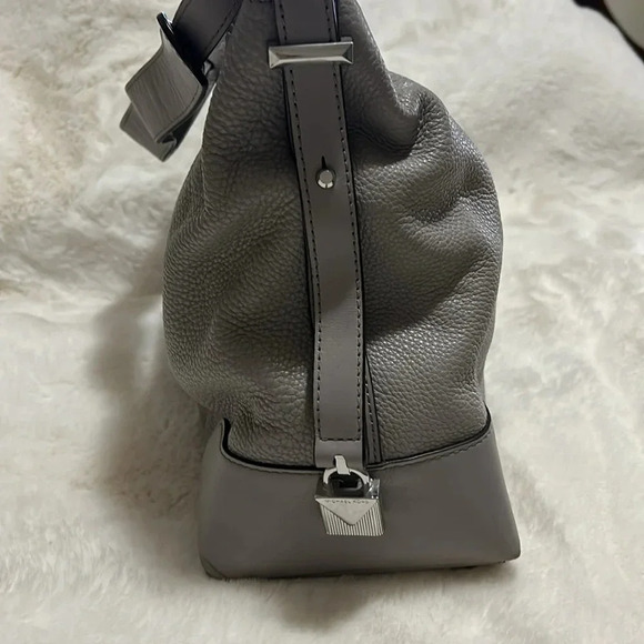 Micharl Kors Pebble Leather Bag - Picture 5 of 11